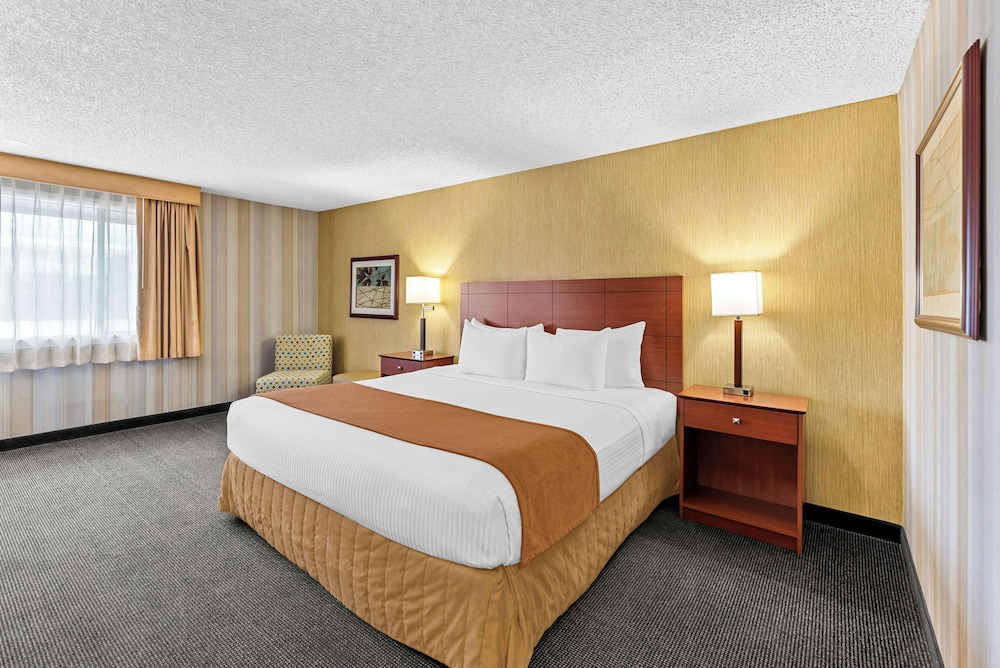 Suite, 1 King Bed, Non Smoking, Refrigerator & Microwave (Living Room) photo 2