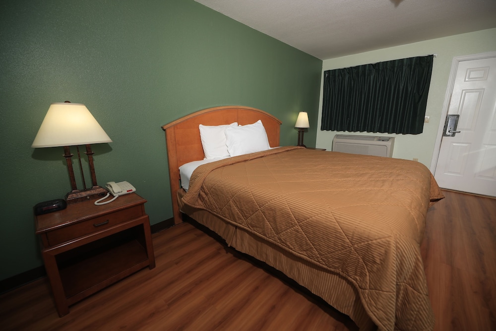 Standard Room, 1 King Bed, Non Smoking photo 2