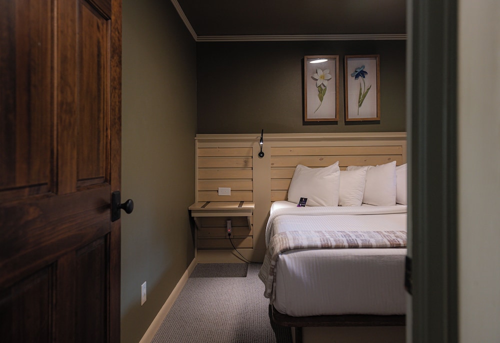 Suite, Ensuite (Suite 5, Non Pet-Friendly) photo 2