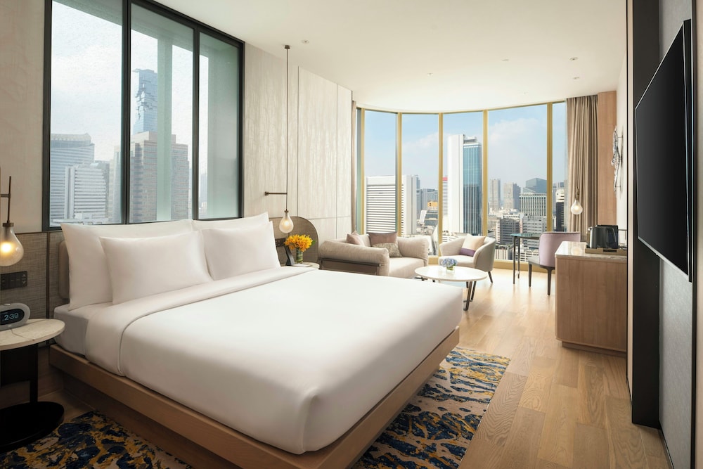 Club Room, 1 King Bed, Corner (Premier)