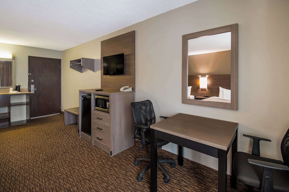 Standard Room, 2 Queen Beds, Non Smoking - Photo 1