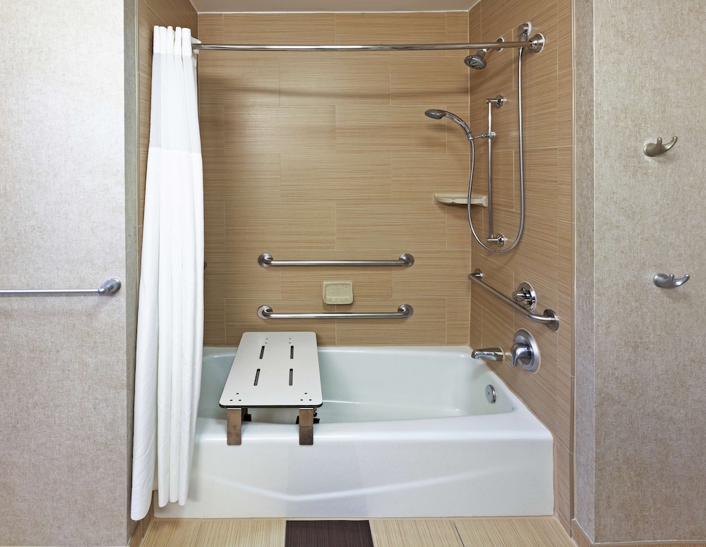 Room, 1 King Bed, Accessible - Photo 2