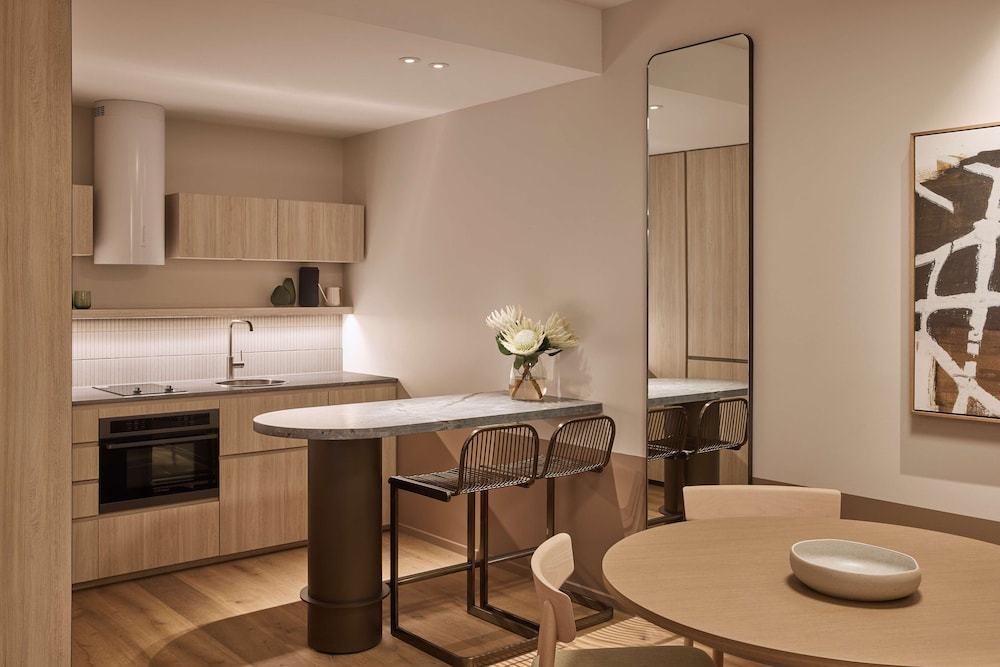 Rydges Deluxe Suite - Photo 8