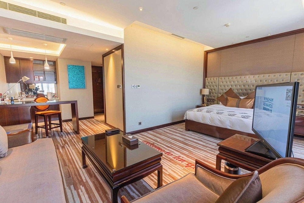 Room, 1 King Bed, Non Smoking, City View (Quiet Secluded Room) photo 1