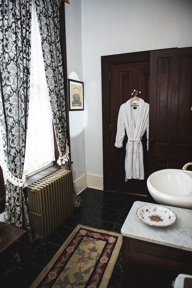 Deluxe Suite, 1 Queen Bed, Non Smoking, Fireplace photo 2