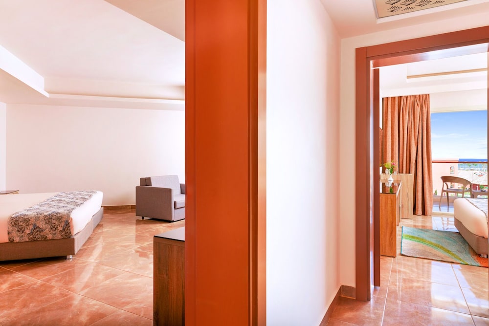 Deluxe Family Room (4 Adults + 2 Child) photo 1
