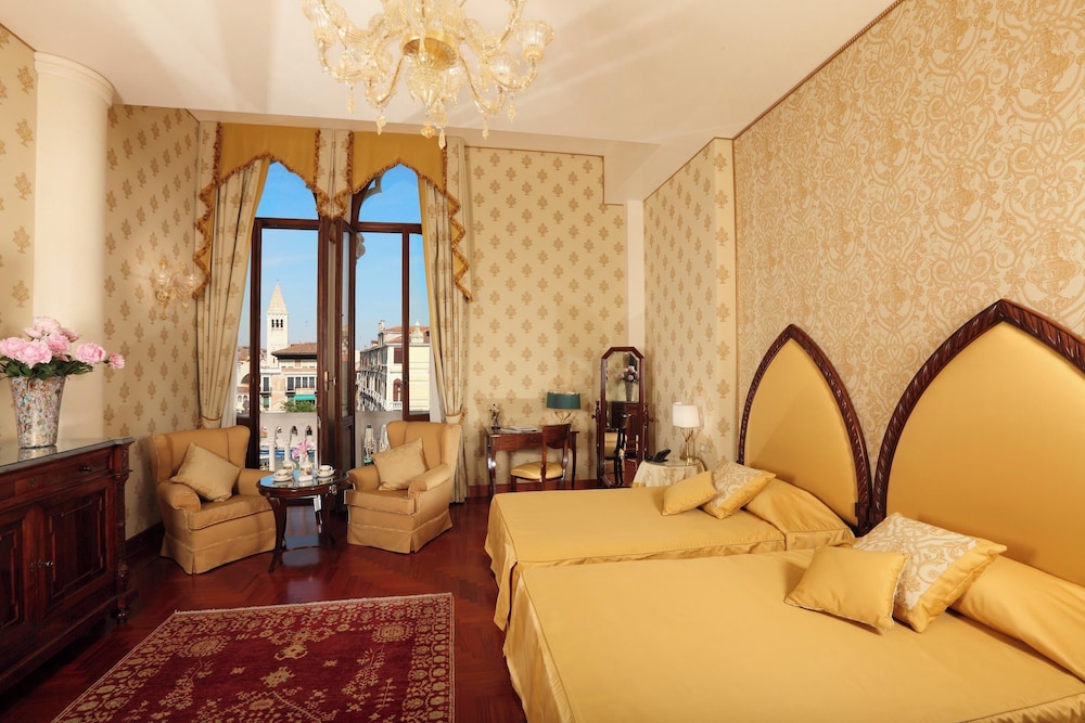 Junior Suite (2 Pax - Grand Canal View)