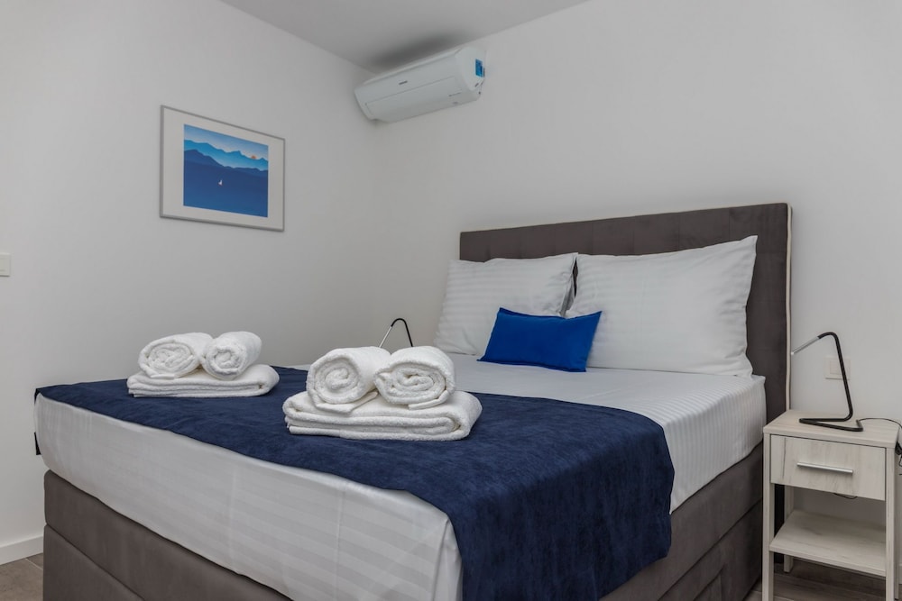 Apartment, 2 Bedrooms, Partial Sea View