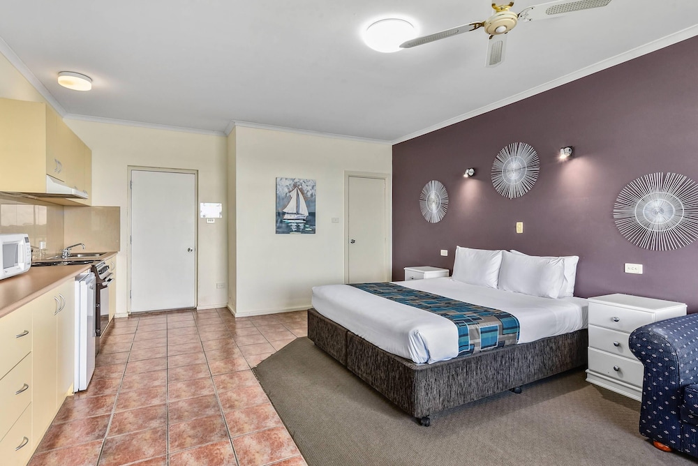 Room, 1 King Bed, Non Smoking (Efficiency)