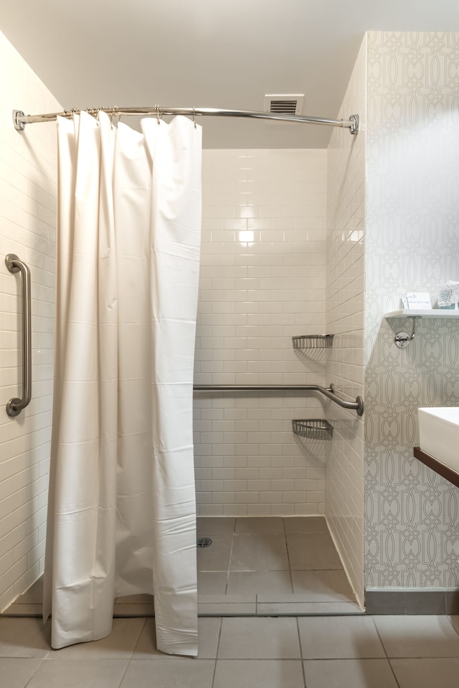 Standard Room, 1 Queen Bed, Accessible (Mobility) - Photo 8