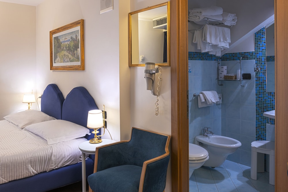 Economy Quadruple Room photo 2