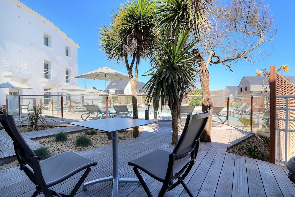Superior Room, 1 Queen Bed, Terrace, Poolside photo 3