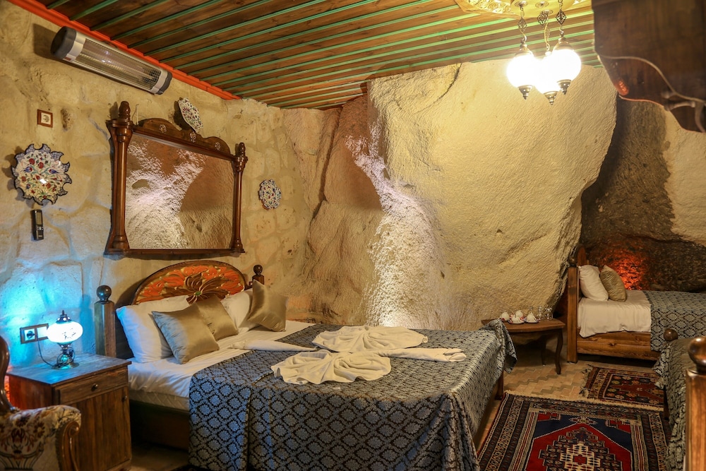 (204) Deluxe Cave & Stone Suite photo 3