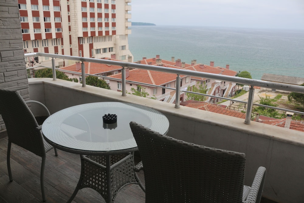 Deluxe Room, 1 Queen Bed, Sea View - Photo 4