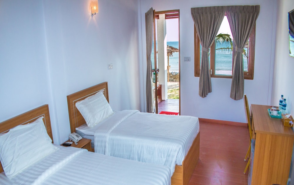Beachfront Deluxe Sea View photo 1
