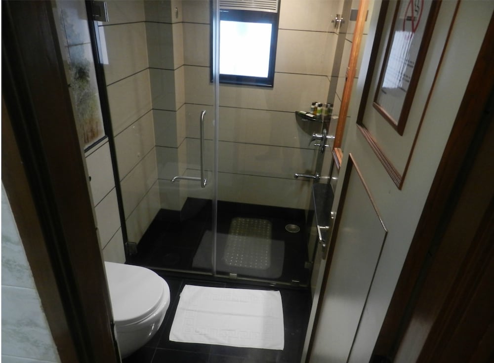 Deluxe Room - Photo 12
