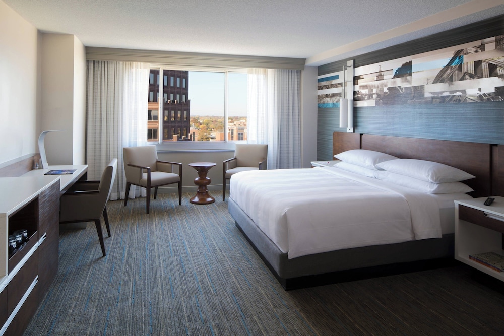 Executive Room, 1 King Bed with Sofa bed, Corner - Photo 1
