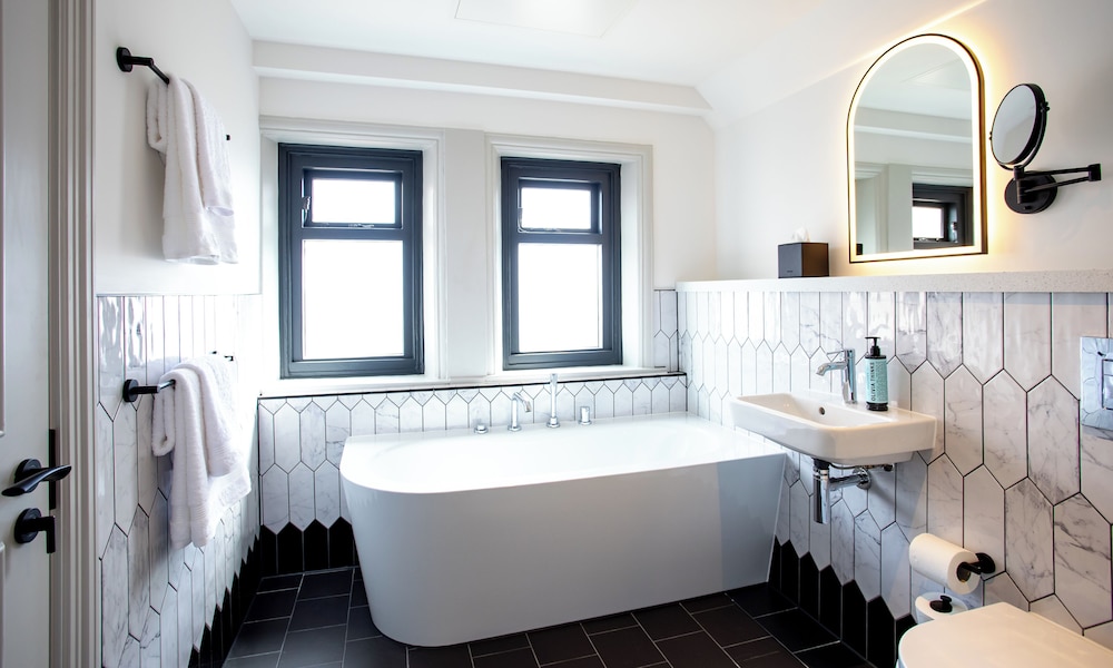 Newly Refurbished Suite - Photo 16