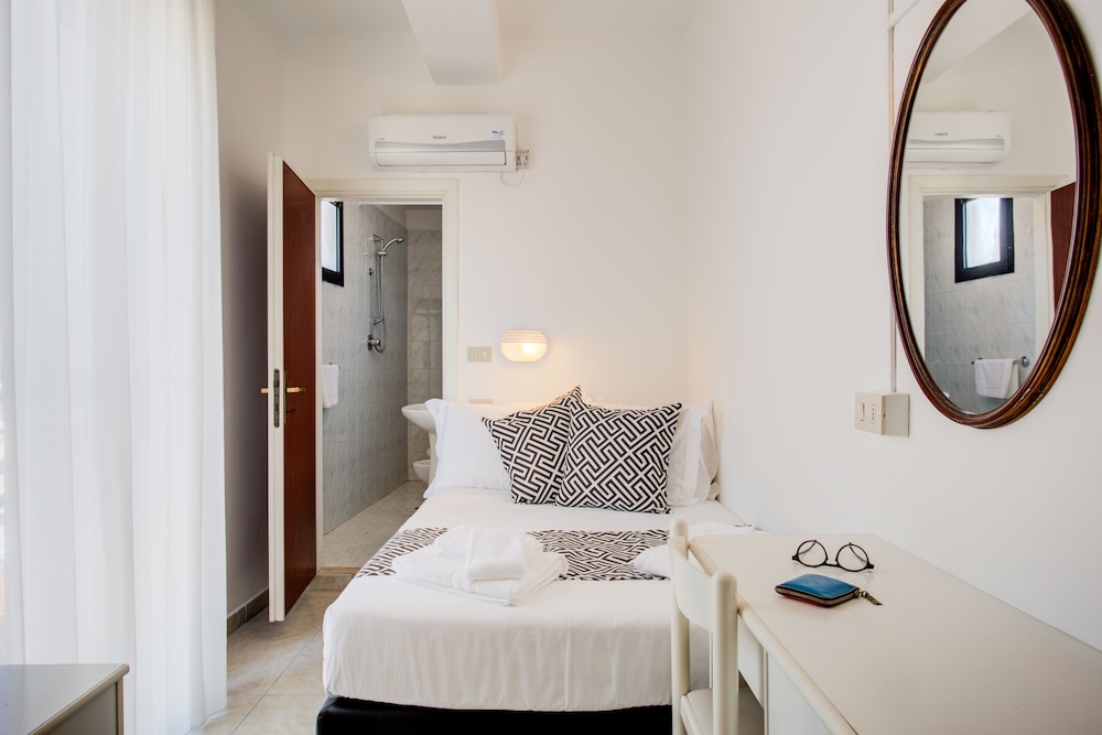Economy Double Room - Photo 3