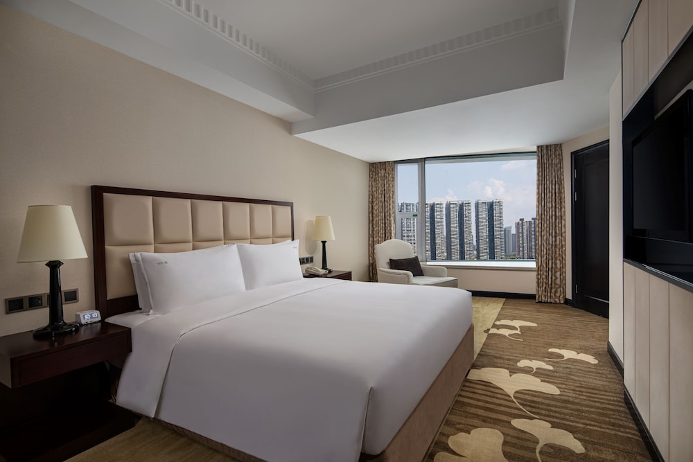 Suite, 1 King Bed - Photo 2