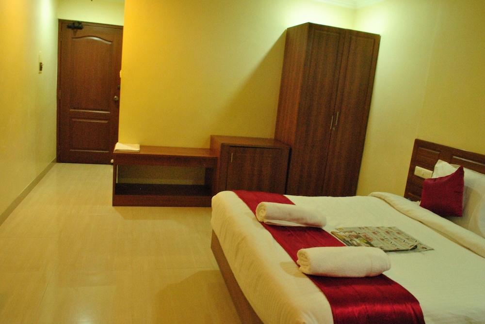 Premium Double Room, 1 King Bed, Non Smoking, City View photo 3