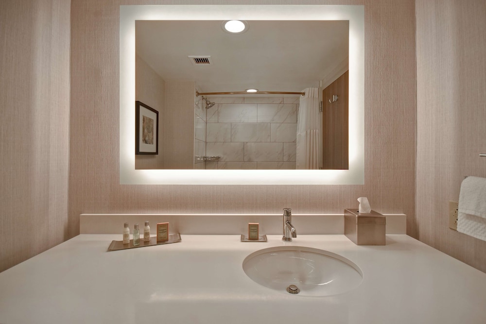 Room, 1 King Bed, Accessible (Hearing) - Photo 4