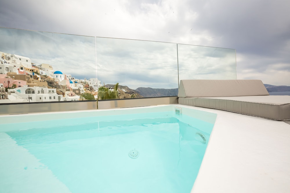 Suite (Petit, Outdoor Heated Jetted Tub)