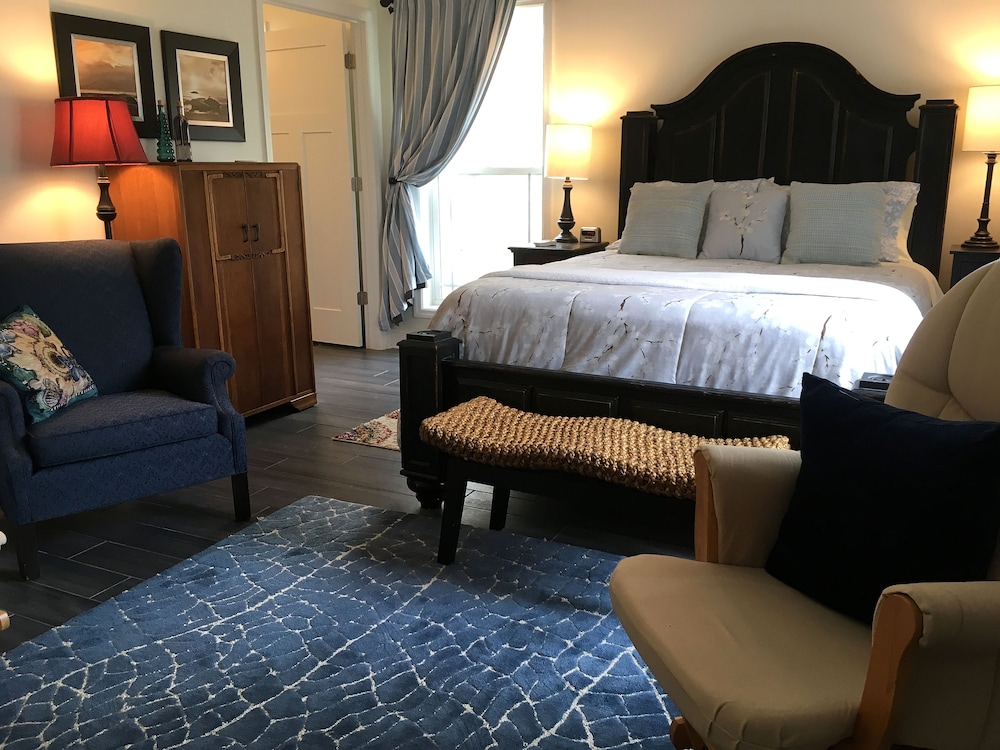 Azalea Rm, 1 Queen Bed, ADA, Priv Bath