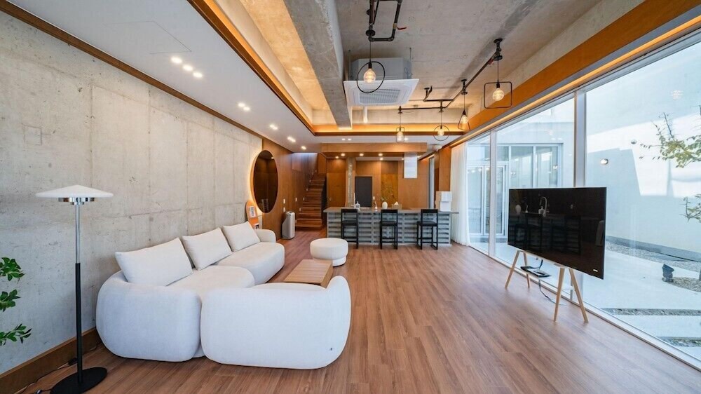 Room (Room 8)