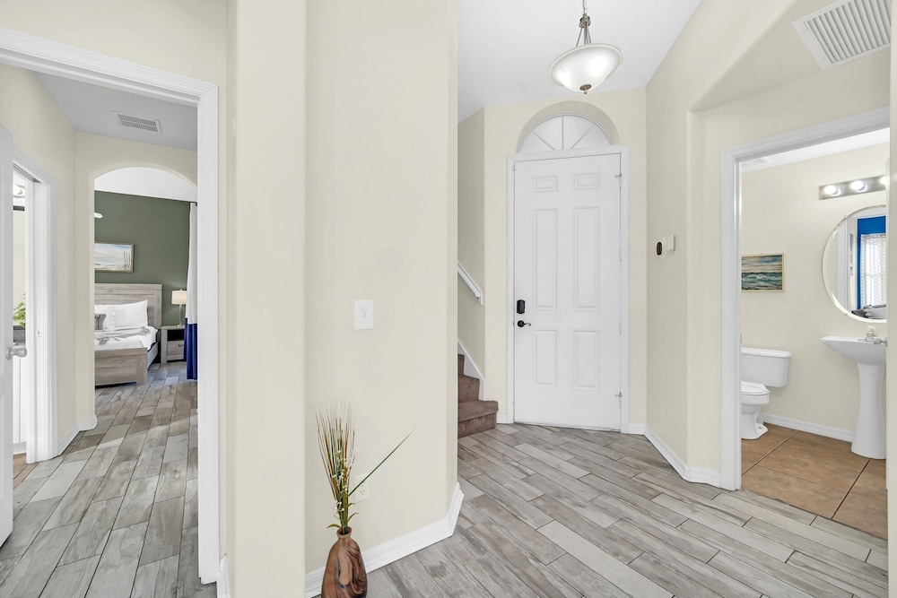 Incredible 5 Bedroom Townhome (2404)
