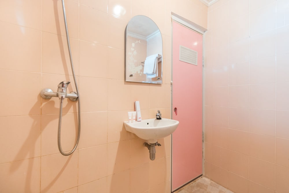 Standard Twin Room - Photo 8