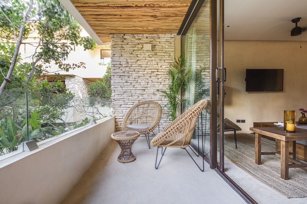 Deluxe Studio, 1 King Bed with Sofa bed, Terrace, Garden View - Photo 9