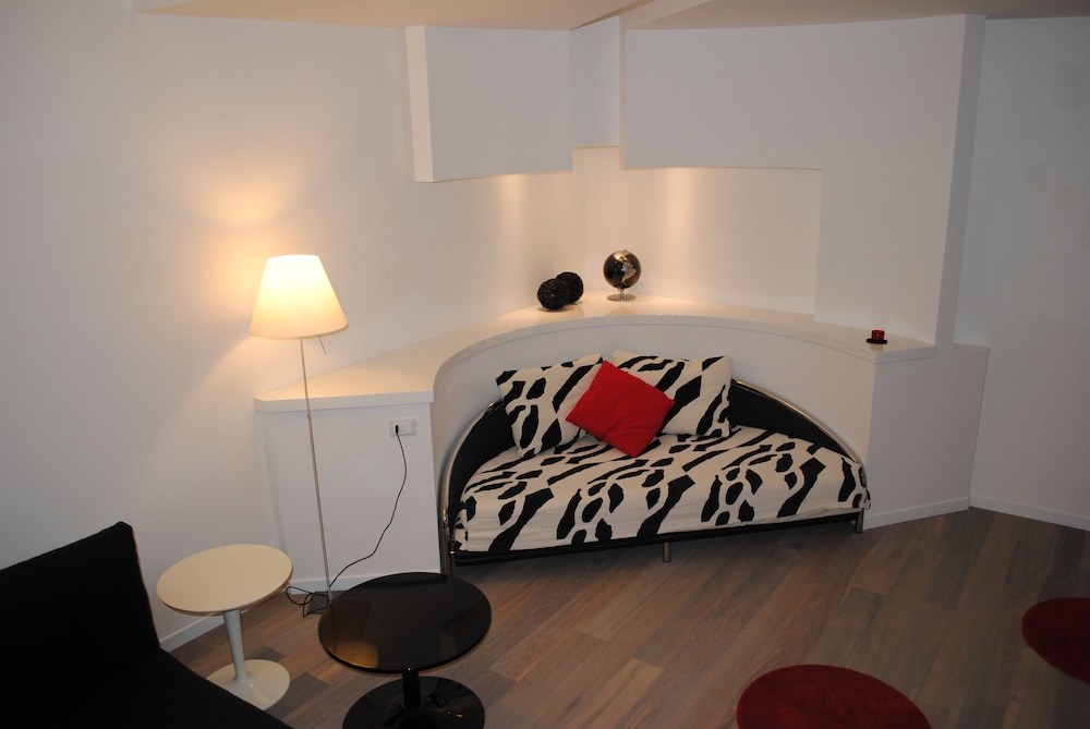 Luxury Suite - Photo 2