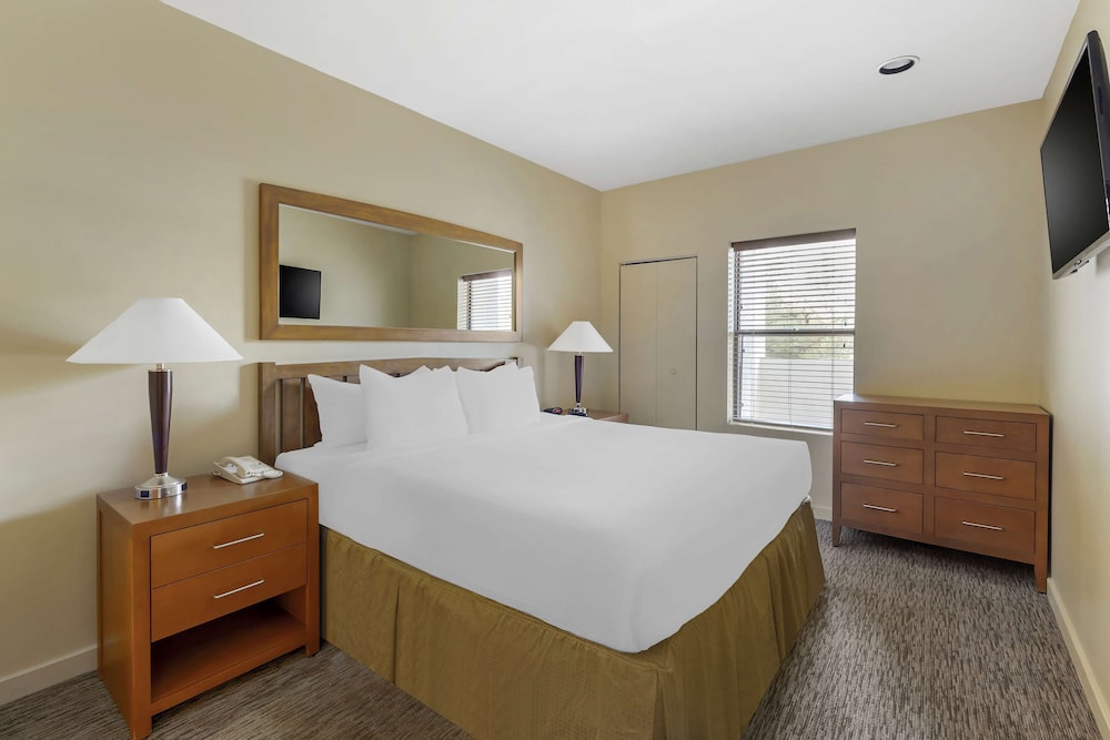 2 Bedroom 1 King 1 Queen Suite Accessible Tub - Photo 4
