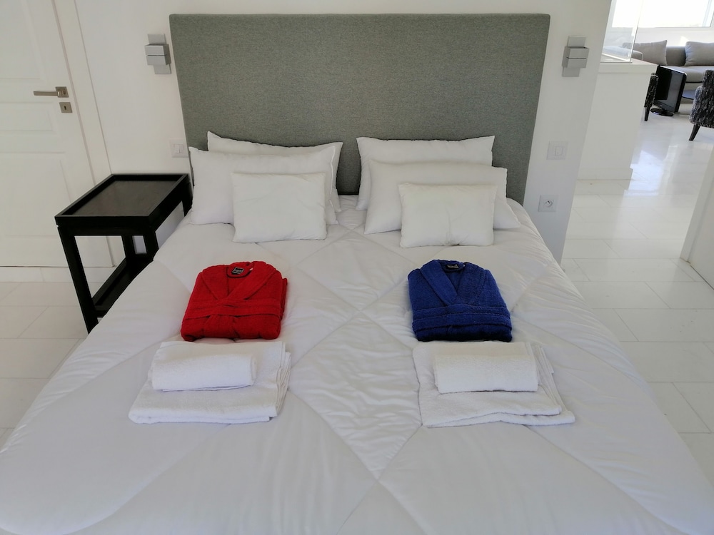 Luxury Apartment, 2 Bedrooms, Beachside photo 1