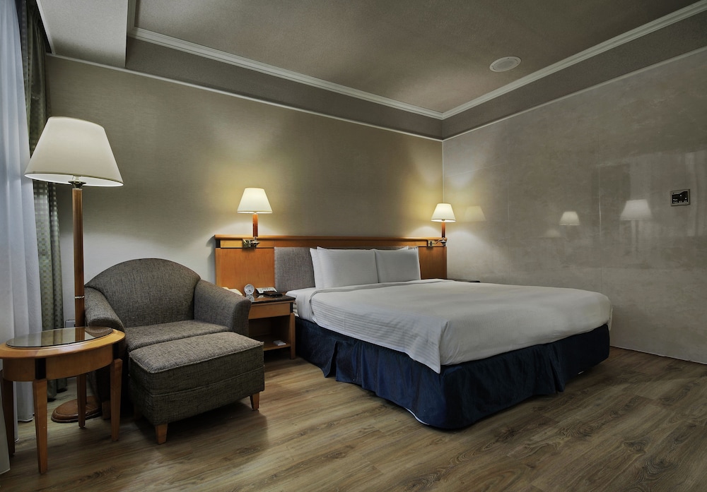 Executive Queen Room (Please read Special Check-in Instruction before booking) photo 3