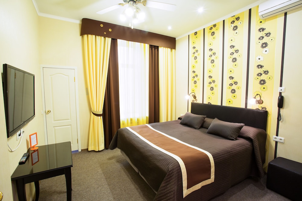 Family Room, 1 King Bed photo 1
