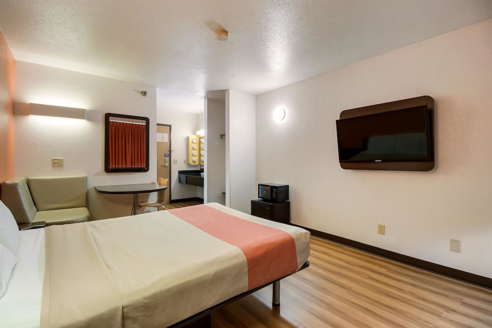 Standard Room, 1 Queen Bed, Non Smoking photo 1