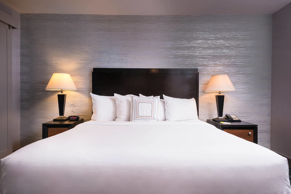 Room, 1 King Bed (Mobility Accessible, Tub)