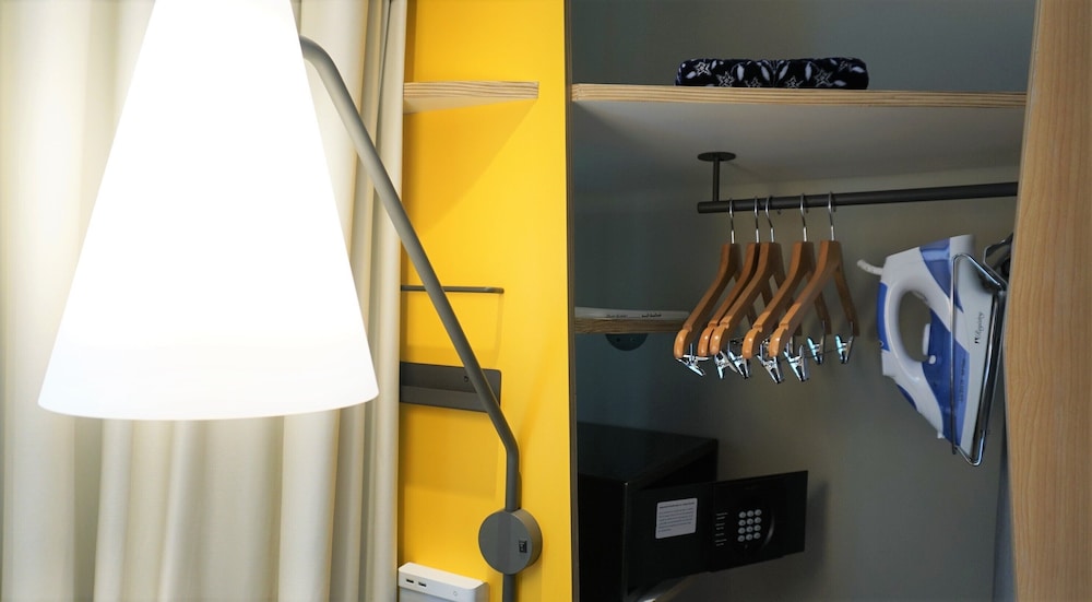 Room, 1 King Bed (High Floor, Skyline) - Photo 4