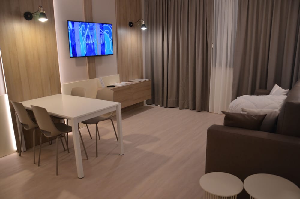 Exclusive Suite, 1 King Bed - Photo 4