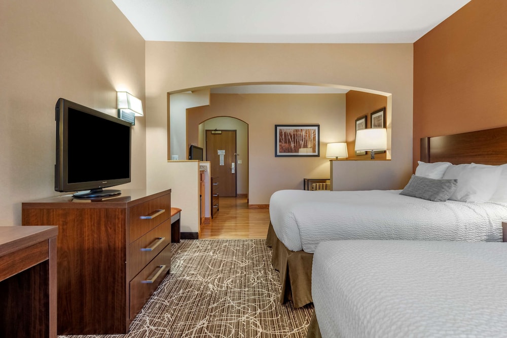 Suite, 2 Queen Beds, Non Smoking, Refrigerator & Microwave (Third bed is a Sofabed) photo 2