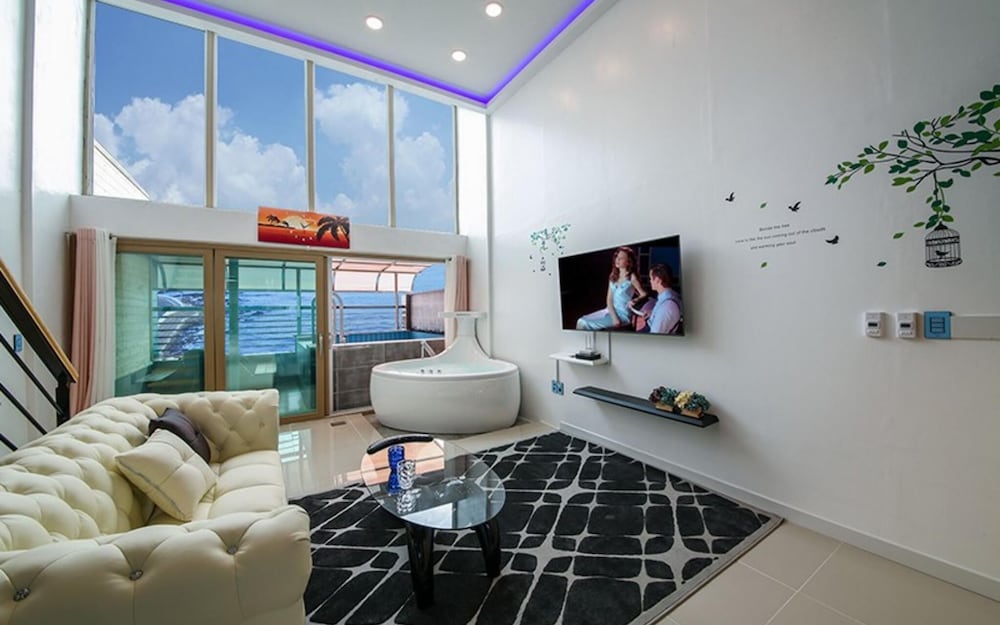 Room (Room 203) - Photo 1