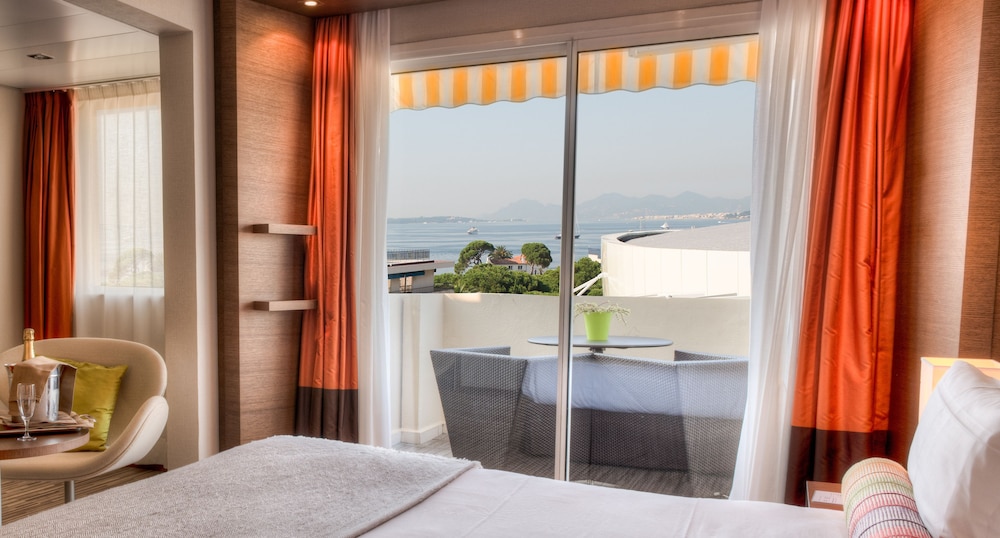 Suite, 1 Queen Bed with Sofa bed, Balcony, Partial Sea View (Balcony)