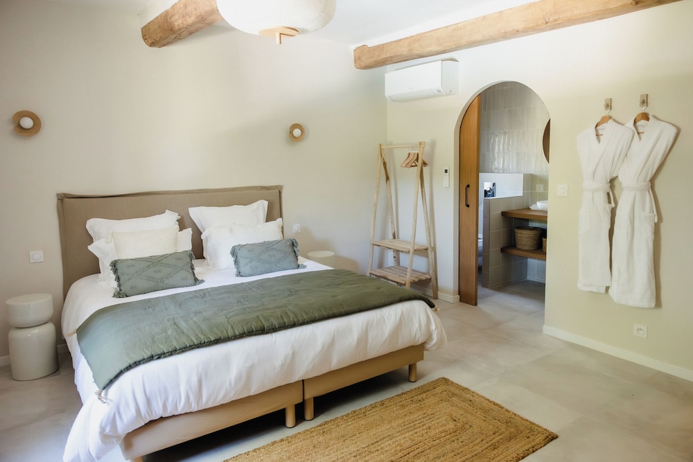 Superior Double Room, 1 King Bed, Pool View