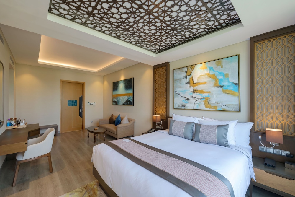 Deluxe Room, 1 King Bed, Non Smoking - Photo 16
