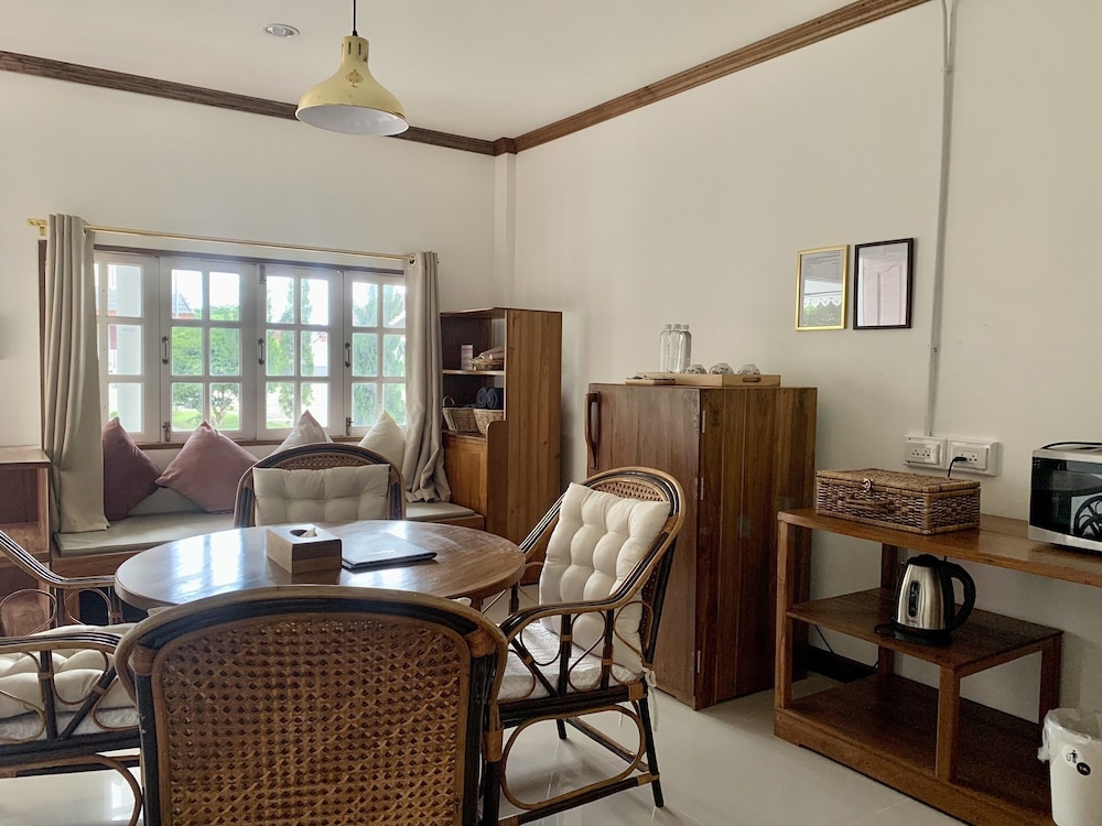 Deluxe Room, Multiple Beds - Photo 10