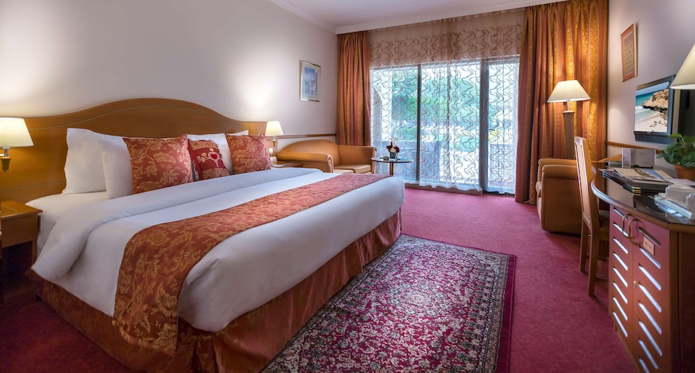 Standard Room, Multiple Beds, Pool View - Photo 4