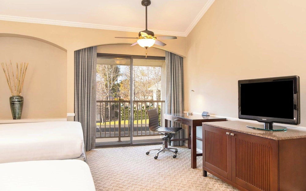 Executive Room, 2 Queen Beds, Golf View - Photo 4