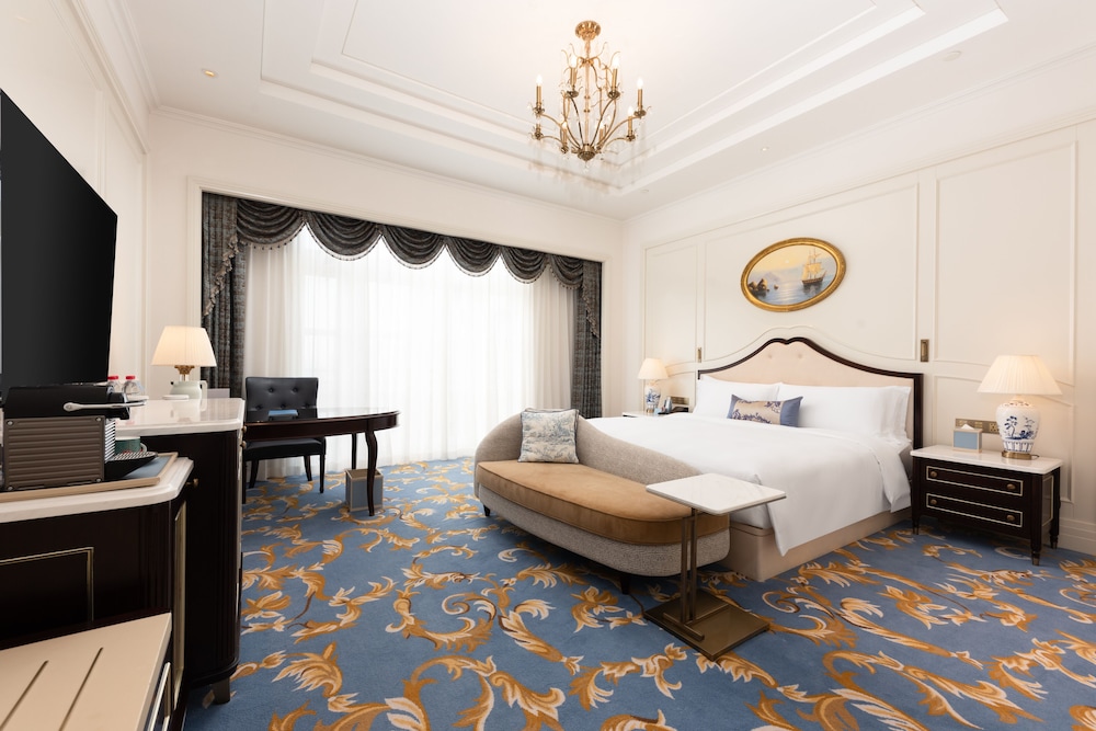 Premier Room, 1 King Bed photo 1